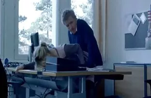 XXX खूबसूरत गोरा बिल्ली में एक अशिष्ट आदमी का एक बड़ा डिक लेता है