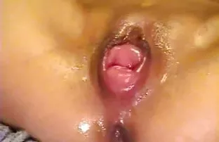 XXX एक दोस्त को घर पर एक गहरी blowjob देता है और उसकी आँखों को चर्चा से कवर करता है