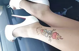 XXX टैटू वाले समलैंगिक ने डरते हुए चाची को समान लिंग वाले लिंग के साथ शांत किया