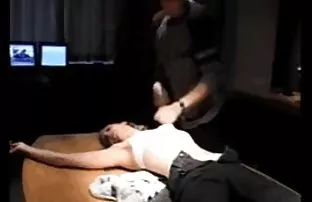 XXX बस्टी सौतेली माँ ने कुशलता से सौतेले बच्चे को उसके स्तन के साथ बहकाया