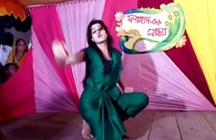 XXX एक गर्म आदमी की बाहों में स्कीनी श्यामला जो उसे गधा चाहता है