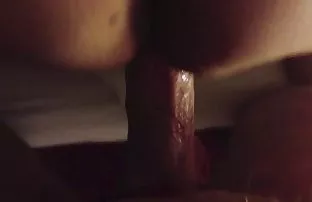 XXX एक धनी छोटा आदमी शौचालय में गर्म ढंग से सड़क पर नंगा नाचता है