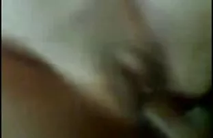 XXX जब तक एक दोस्त काम पर नहीं गया, वह सोने और अपने डिक पर कूदने में कामयाब रही