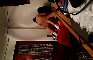 XXX मैच के बाद, लड़कियों के फुटबॉल खिलाड़ी लॉकर रूम में हार गए।