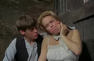 XXX गुस्से में झटके के बाद टैटू फूहड़ आदमी द्वारा गड़बड़ हो जाता है