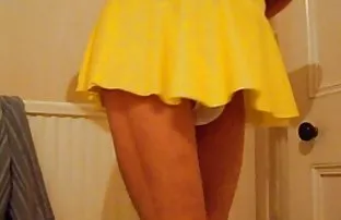 XXX एक पड़ोसी ने एक परिपक्व गोरा को देखने के लिए आमंत्रित किया और उसे सोफे पर थका दिया