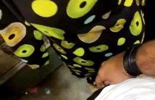 XXX एक सेल में कैदी एक श्यामला मुर्गा गार्ड कसकर fucks