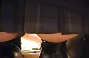 XXX क्लब के शौचालय में एक बार में दो लड़कियों को गड़बड़ कर दिया