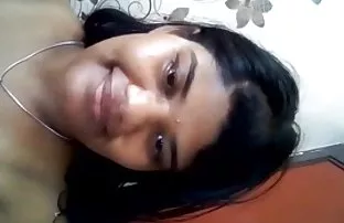 XXX रूसी मालकिन सक्रिय रूप से बेडरूम की मांसपेशियों के विदेश में घूमती है