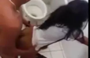 XXX श्यामला ने अपने दोस्त को एक दोस्त के साथ यौन संबंध बनाते हुए पकड़ा और समूह सेक्स के लिए कहा