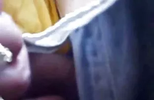 XXX एक पट्टी में सुंदर काली औरत एक गोरे आदमी को चोदती है