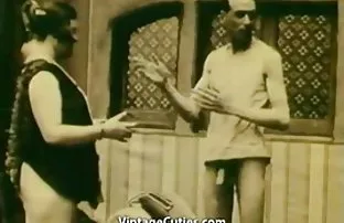 XXX फूहड़ कुतिया एक आदमी द्वारा गड़बड़ हो जाता है, जबकि पिता रसोई में जाता है