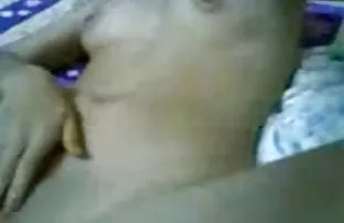 XXX उसकी पैंटी को एक तरफ कर दिया और एक आदमी को चूत से बहलाया