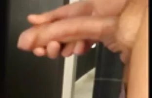 XXX एक शख्स ने अपने बेटे की प्रेमिका को शॉवर में जमकर पीटा