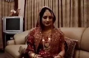 XXX सुनहरे बालों वाली दाई एक थरथानेवाला के साथ उसकी मुंडा बिल्ली झटके और एक आदमी के साथ fucks