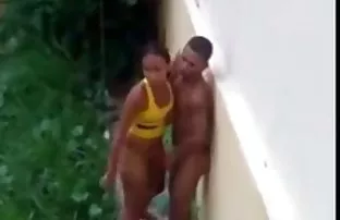 XXX टीम को रैली करने के लिए, कोच ने दो बस्टी फुटबॉल खिलाड़ियों की चुदाई की।