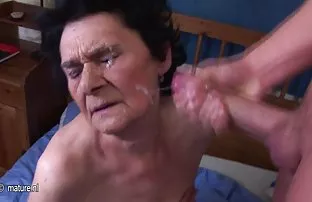 XXX बालों वाली टोपी के साथ टिनी एक क्रूर दोस्त के साथ चालाकी से घूमती है