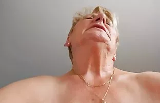 XXX परिपक्व माँ उस आदमी के लिए बेडरूम में आ गई और खुद को गीली भट्ठा में गड़बड़ कर दिया