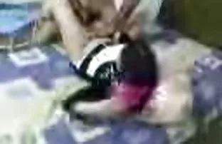 XXX मेजर अपने लिविंग रूम में एक और लड़की को चोदता है