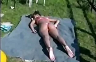 XXX कुतिया ने दोस्तों को रात के खाने के लिए आमंत्रित किया और एक काले पुरुष के साथ चुदाई करने चली गई