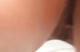 XXX सुंदर स्तन के साथ सुंदर युवा लड़की ने उसे एक अच्छा गधा रखने की अनुमति दी