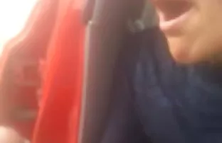 XXX रोमानियाई सेक्स बम ने किसान को झटका दिया और खुद को एक बकवास दिया