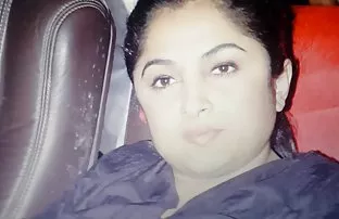 XXX कड़े सौतेले पिता ने हंडजोब के बाद अपनी सौतेली बेटी को पकड़ लिया और उसे अपने दोस्त के साथ गड़बड़ कर दिया