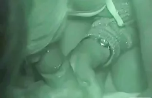 XXX बिस्तर में एक लड़की को बकवास करने की कोशिश कर रहा परेशान
