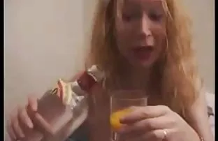 XXX बिस्तर में एक युवा छात्र एक भावुक आदमी के साथ लड़खड़ा रहा है