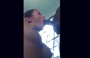 XXX एमेच्योर महिला पैर एक सुंदर सुनहरे बालों वाली सड़क पर fucks