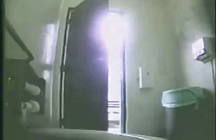 XXX खरीदार गधे अधोवस्त्र की बिक्री करता है