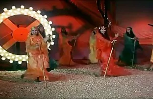 XXX रसोई में ZHMZH सेक्स पर दो बहनों uboltali गंजा पड़ोसी