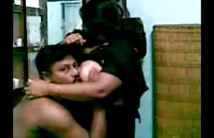 XXX माचो रसोई में पार्टी के ठीक बाद अश्वेत महिला में प्रवेश किया