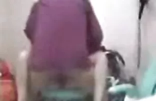 XXX बेवकूफ वेश्या एक दोस्त के साथ साझा की