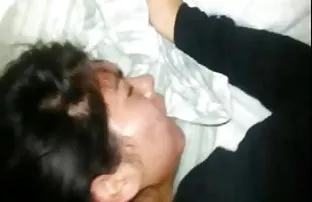 XXX शरारती मालिश करने वाले छोटे हाथ जल्दी से अंडकोष में चले गए