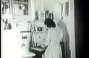 XXX बिज़नेस लेडी ने अपने दोस्त को घर बुलाया और उसे लेस्बियन बना दिया