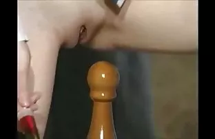 XXX सफाई के बाद, साफ सुथरी लड़की ने अपने दोस्तों को सभी छेदों में एक किक दी।