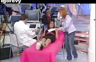 XXX सौतेली बेटी को समझाया कि उसके बड़े डिक की मदद से मरोड़ना अच्छा नहीं है