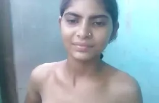 XXX तंग स्तन के साथ सुंदरता परिश्रम से अश्लील एजेंट