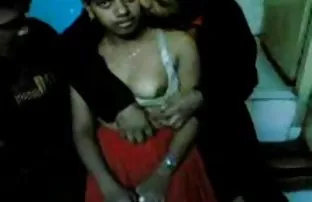 XXX महिला ने अंडरवियर पहना और पड़ोसी लड़के को बहकाया