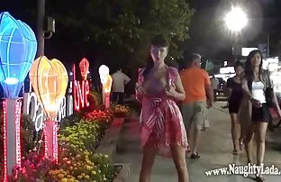 XXX रूसी छात्र ने काले साथी को दंडित किया