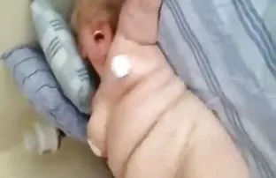 XXX पड़ोसी ने लड़के को चूसने के लिए घर में घुस गया
