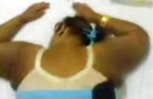 XXX युवा नानी अपने नियोक्ता को प्रसन्न करती है और चेहरे पर सह लेती है