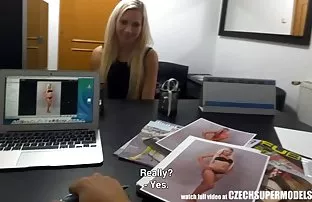 XXX लड़का एक नाइट क्लब के शौचालय में गधा सुंदरता में गड़बड़ कर दिया