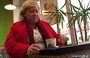 XXX लेटेक्स में ग्लैमर चिक ने तेल के साथ डुबकी लगाई और एक युवा किसान को समर्पण नहीं किया