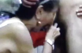 XXX सुबह में दो गुदा sluts आदमी के एक बड़े डिक पर गधा खींच
