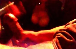 XXX बकाइन बाल वाली लड़की पहले व्यक्ति से कैमरा छीन लेती है