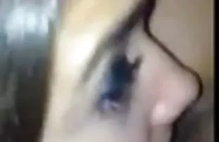 XXX होटल के कमरे में बस्टी श्यामला दोस्त को एक भव्य स्तन बनाती है