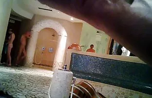 XXX गुलाबी बिस्तर पर पतला श्यामला अपने हाथों से एक मुंडा भट्ठा सहलाता है