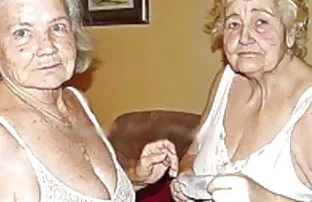 XXX पत्नी स्टॉकिंग्स में अपने पति से मिली और भावुक सेक्स के लिए एक कोर्सेट।